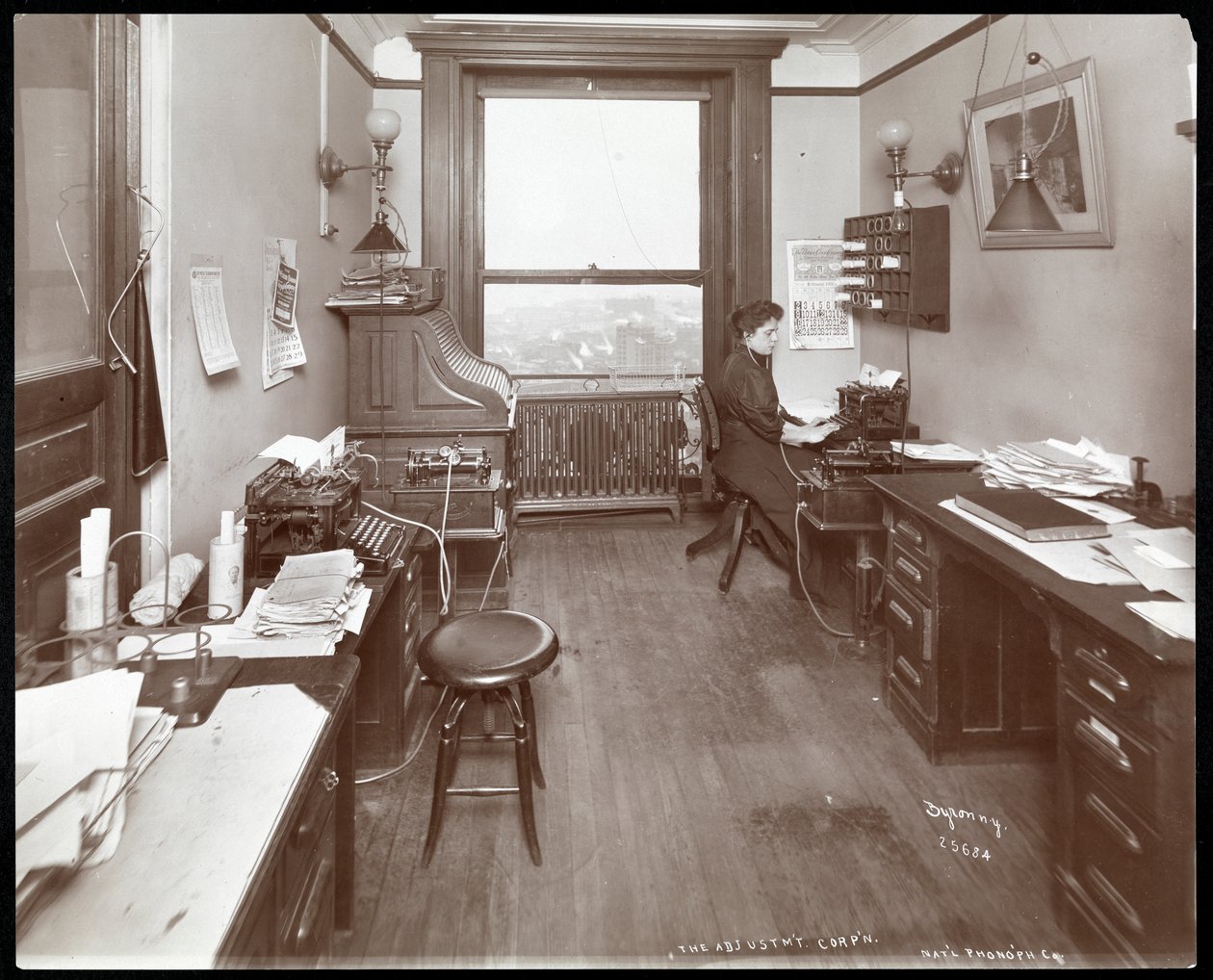 Biuro National Phonograph Co. z kobietą przy maszynie do pisania, Nowy Jork, 1898 (srebrny odbitka żelatynowa) autorstwa Byron Company