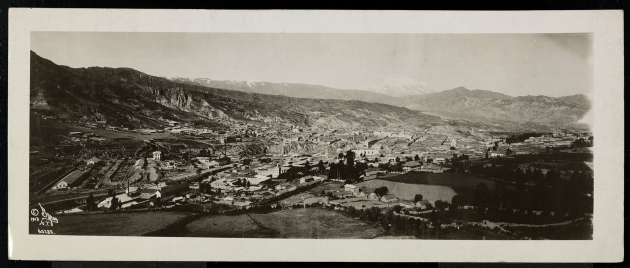 Panoramiczny widok z góry na miasto, prawdopodobnie na lub w pobliżu Kanału Panamskiego z ośnieżonymi górami za nimi, 1913 (srebrny odbitka żelatynowa) autorstwa Byron Company