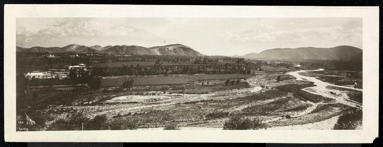 Panoramiczny widok na wiejską scenę, przypuszczalnie na lub w pobliżu Kanału Panamskiego z ośnieżonymi górami za nimi, 1913 (srebrny odbitka żelatynowa) autorstwa Byron Company