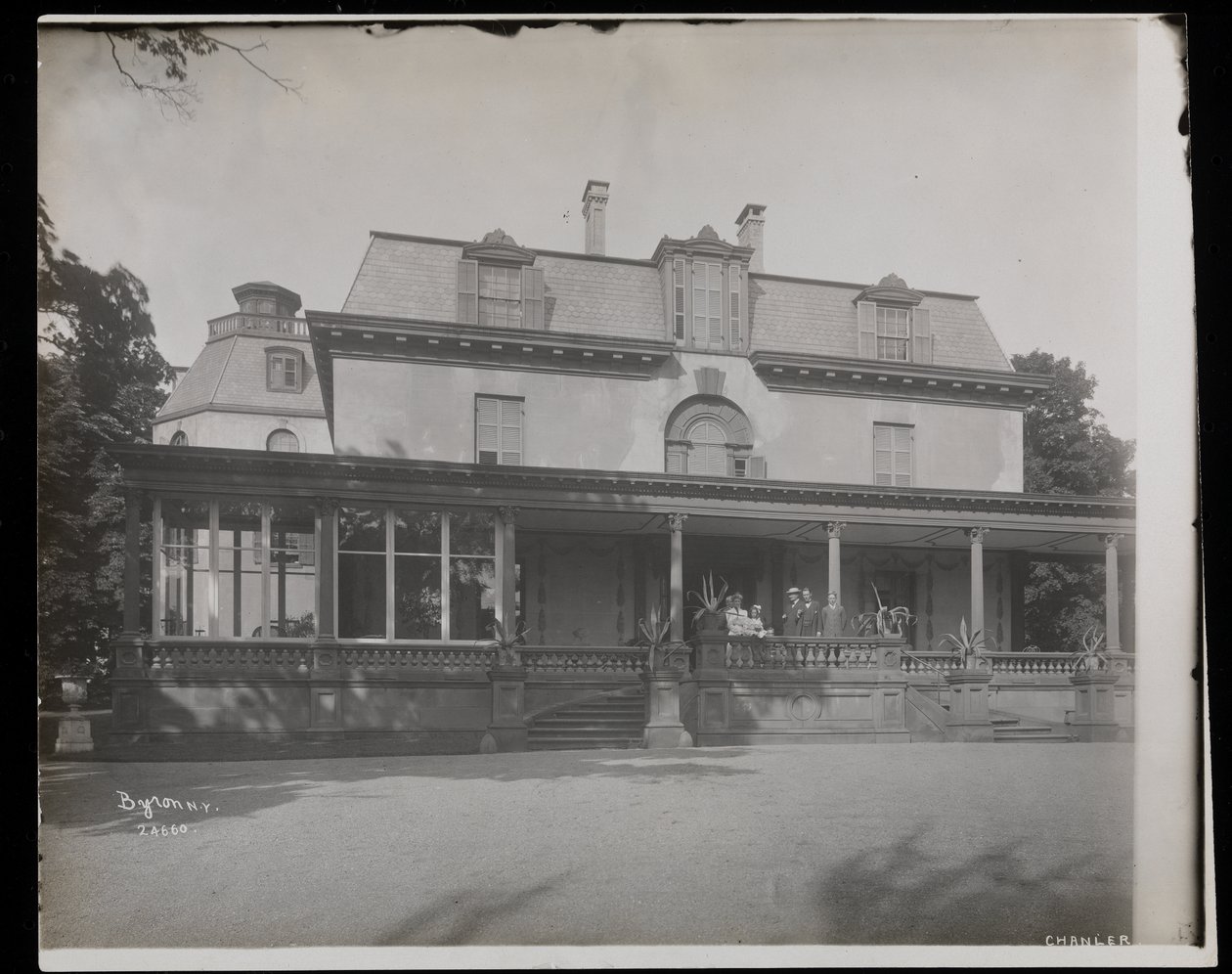 Ludzie stojący na werandzie rezydencji Astora Chanlera w Barrytown, Nowy Jork, 1907 (srebrny odbitka żelatynowa) autorstwa Byron Company