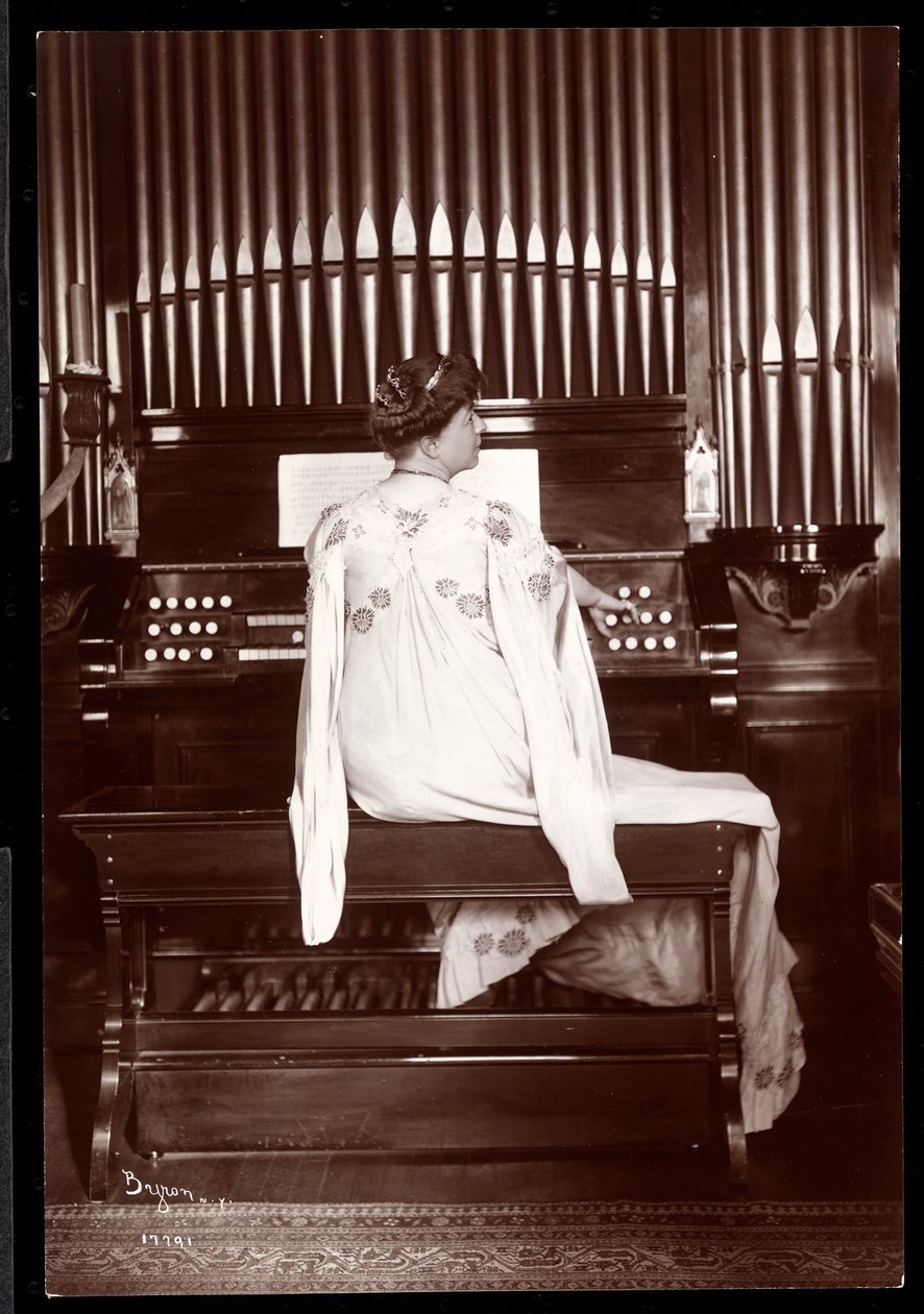 Portret pani I. M. Clark przy organach, 1904 (srebrny odbitka żelatynowa) autorstwa Byron Company