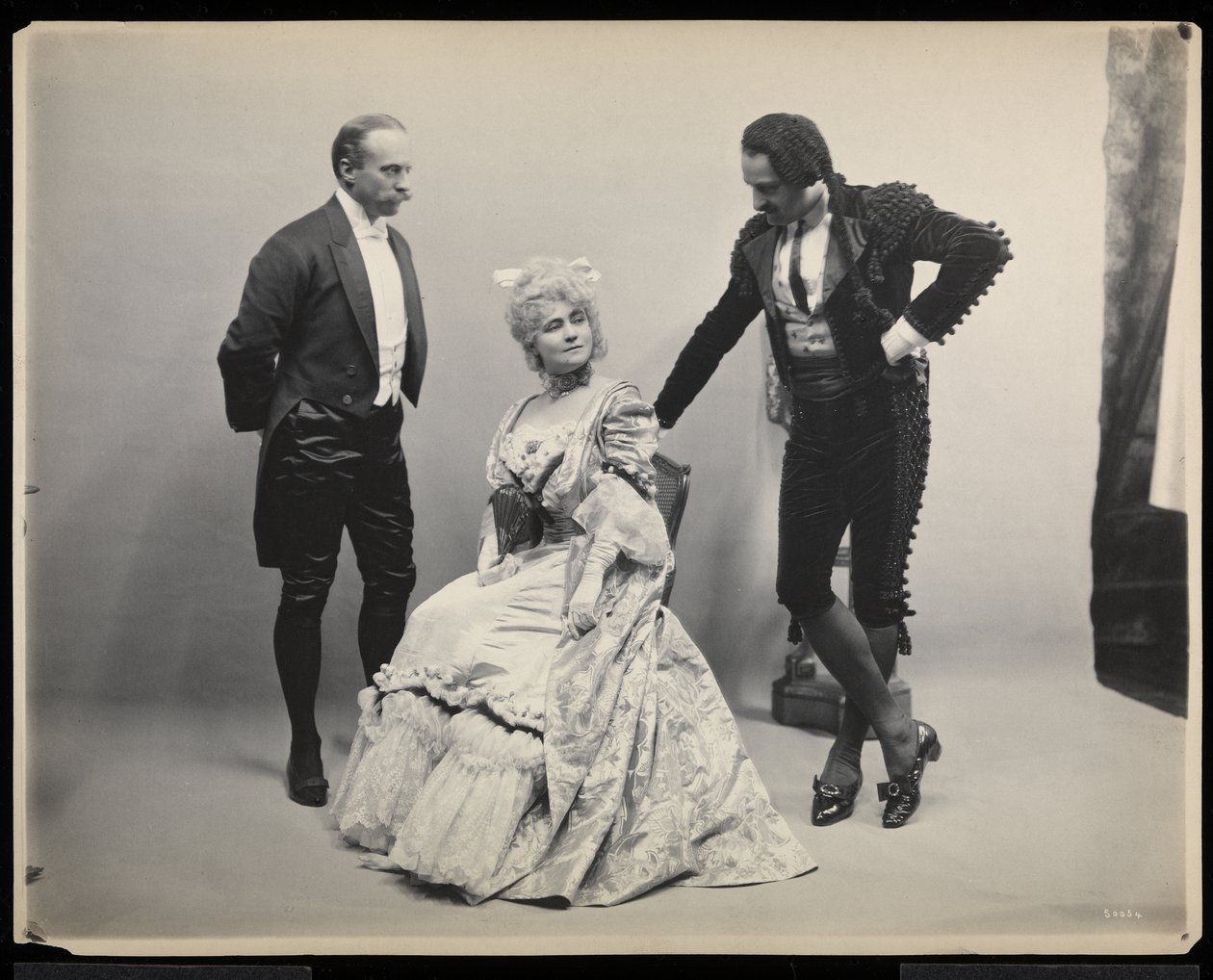 Portret śpiewaka operowego Antonio Scottiego z niezidentyfikowanym mężczyzną i kobietą na James Hazen Hyde Ball, Nowy Jork, 31 stycznia 1905 (srebrny odbitka żelatynowa) autorstwa Byron Company