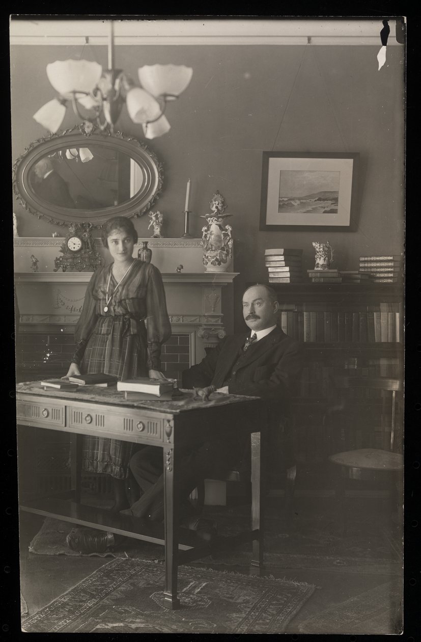 Portret dentysty dr Gibsona i kobiety w jego rezydencji, ok. 1905 (srebrna odbitka żelatynowa) autorstwa Byron Company