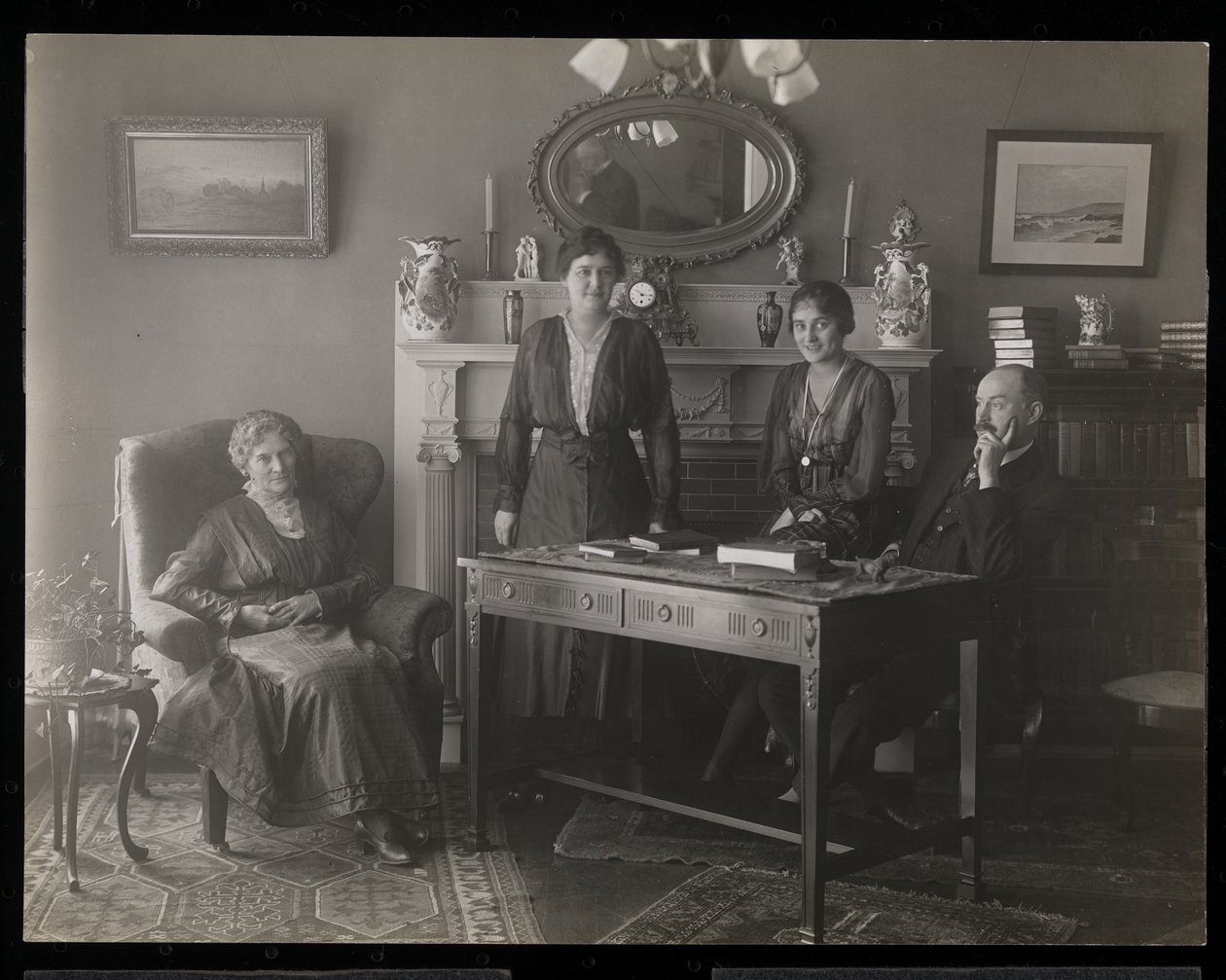 Portret dentysty dr Gibsona i trzech kobiet w jego rezydencji, ok. 1905 (srebrny odbitka żelatynowa) autorstwa Byron Company