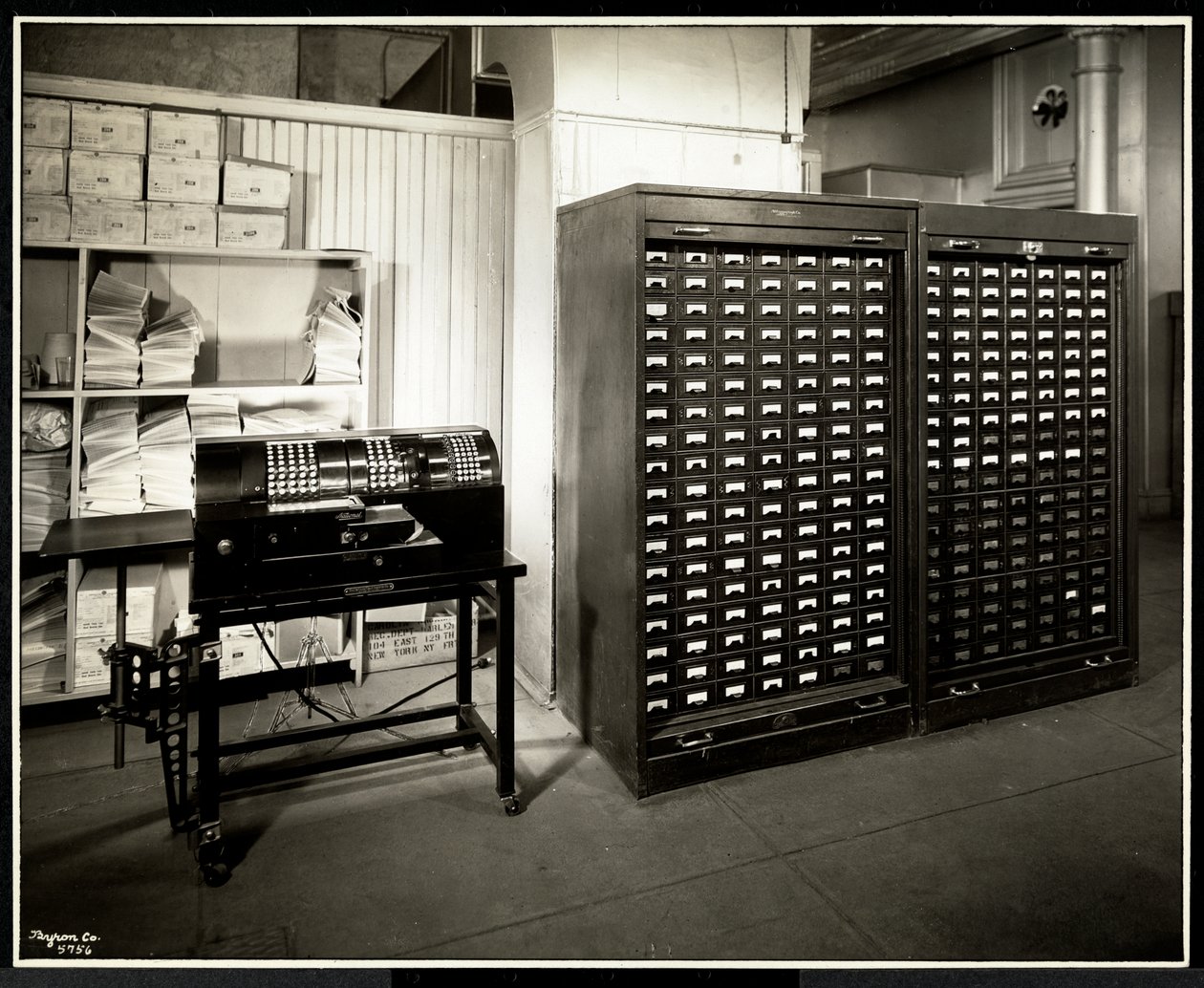 Ewentualnie sumator i szafka na akta z małymi szufladkami w biurze Carolyn Laundry przy 111 East 128th Street, East Harlem, Nowy Jork, 1929 (srebrny odbitka żelatynowa) autorstwa Byron Company