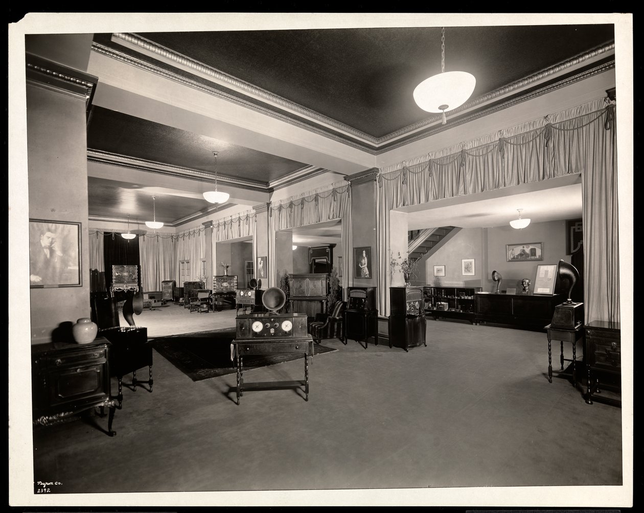 Radiolaby ułożone na podłodze w salonie sprzedaży Vocalion w Aeolian Company, 29 West 42nd Street, Nowy Jork, 1924 (odbitka żelatynowa) autorstwa Byron Company