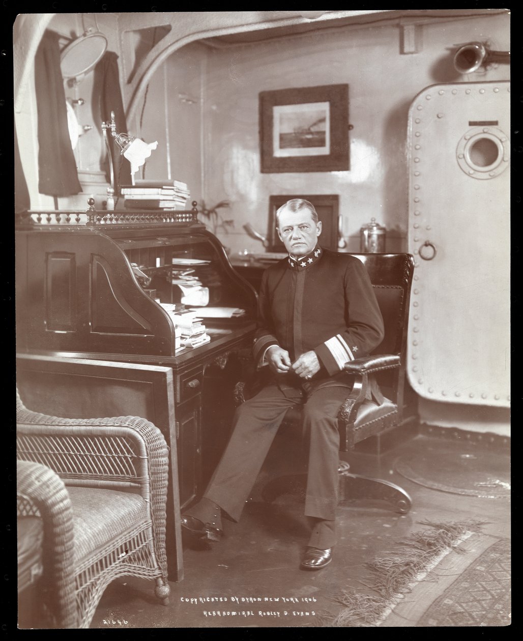 Kontradmirał Robley Dunglison Evans na pokładzie U.S.S. Maine, 1906 (srebrny odbitka żelatynowa) autorstwa Byron Company
