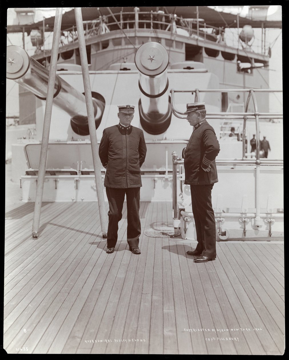 Kontradmirał Robley Dunglison Evans i kapitan John Elliott Pillsbury na pokładzie U.S.S. Marine, 1906 (srebrny odcisk żelatynowy) autorstwa Byron Company