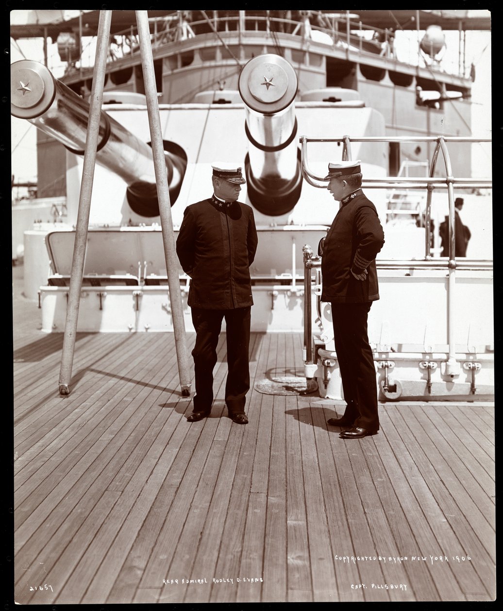 Kontradmirał Robley Dunglison Evans i kapitan John Elliott Pillsbury na pokładzie U.S.S. Marine, 1906 (srebrny odcisk żelatynowy) autorstwa Byron Company