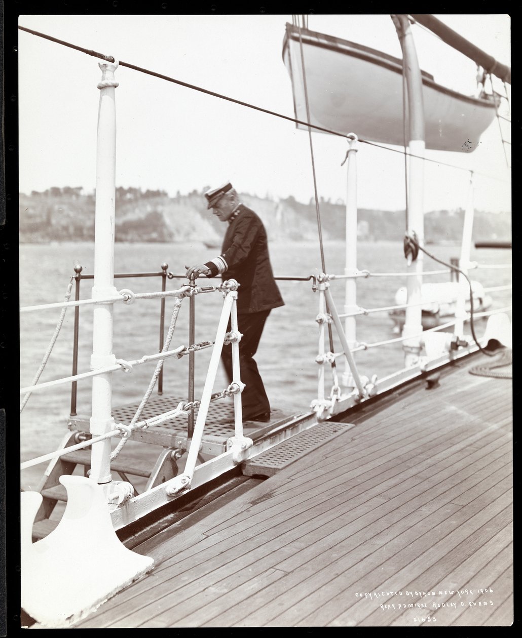 Kontradmirał Robley Dunglison Evans na pokładzie U.S.S. Maine, 1906 (srebrny odbitka żelatynowa) autorstwa Byron Company