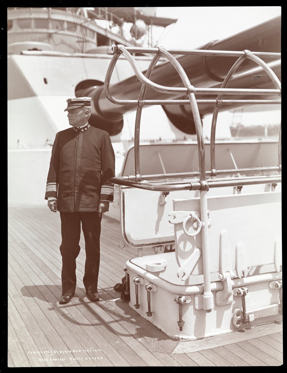 Kontradmirał Robley Dunglison Evans na pokładzie okrętu U.S.S. Maine, 1906 (odbitka żelatynowa) autorstwa Byron Company