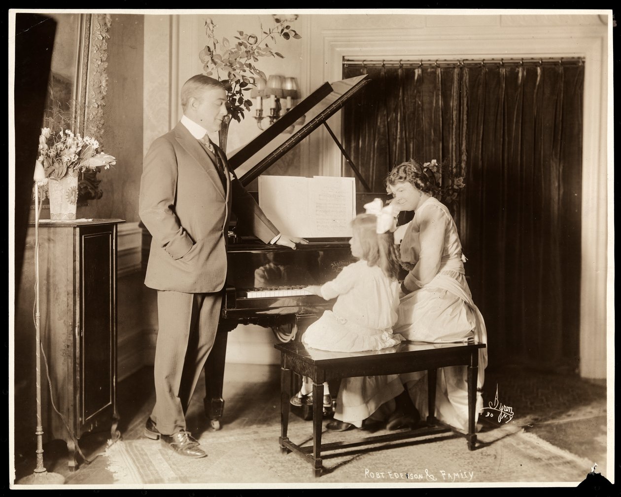 Robert Edeson, jego żona i córka przy fortepianie, ok. 1915 (srebrna odbitka żelatynowa) autorstwa Byron Company