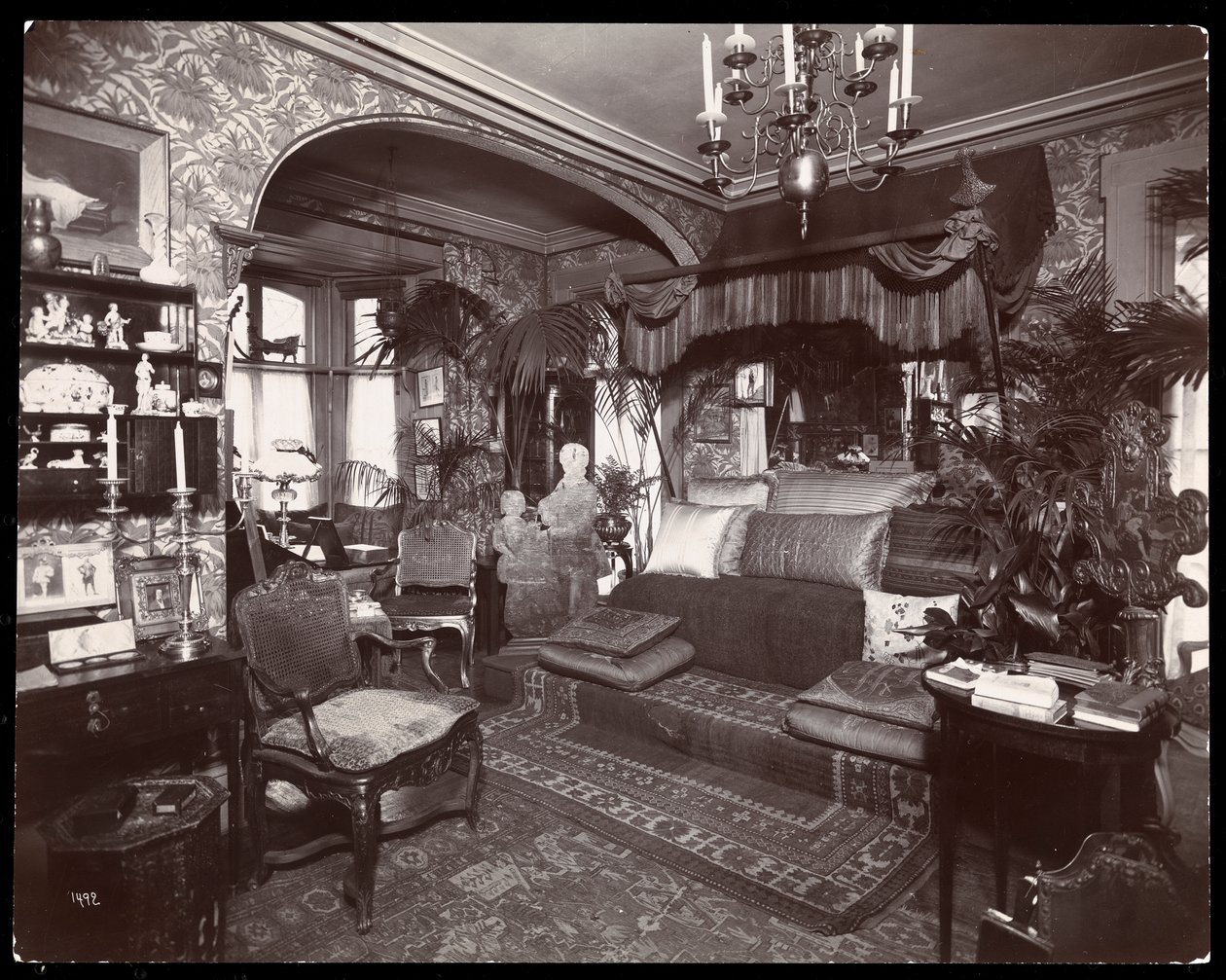 Pokój dzienny w rezydencji Elsie de Wolfe przy 122 East 17th Street, Nowy Jork, 1895 lub 1896 (odbitka żelatynowa) autorstwa Byron Company