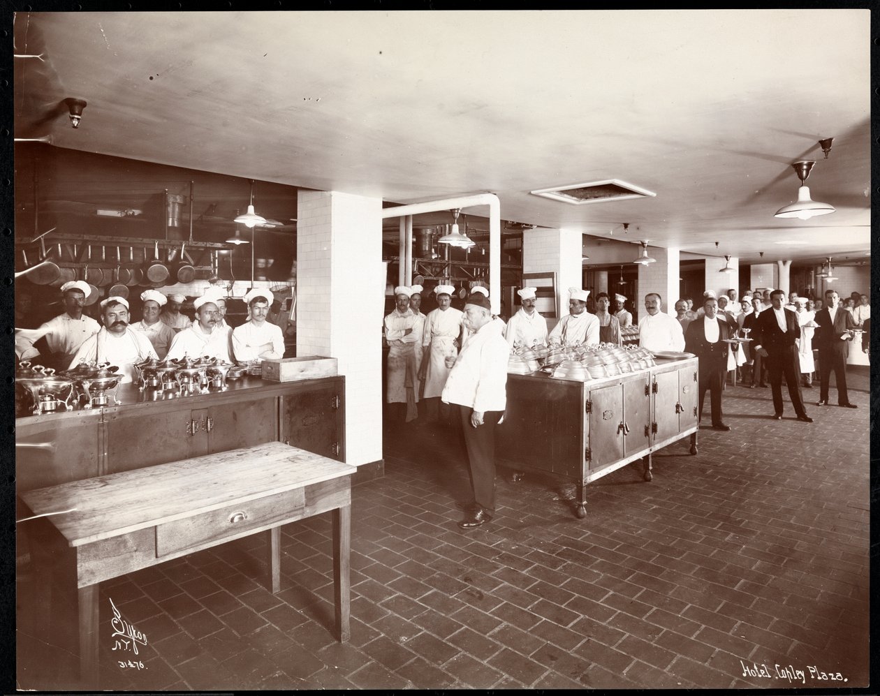 Personel w kuchni hotelu Copley Plaza, Boston, 1912 lub 1913 (srebrny odbitka żelatynowa) autorstwa Byron Company