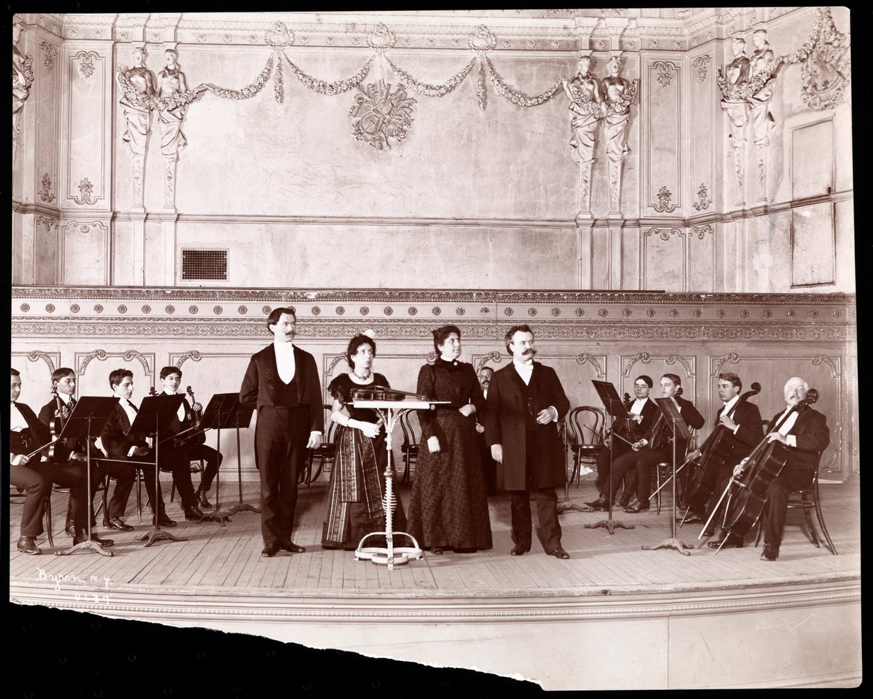 Sekcja smyczkowa za wokalistami męskim i żeńskim, 1905 (odbitka żelatynowa) autorstwa Byron Company