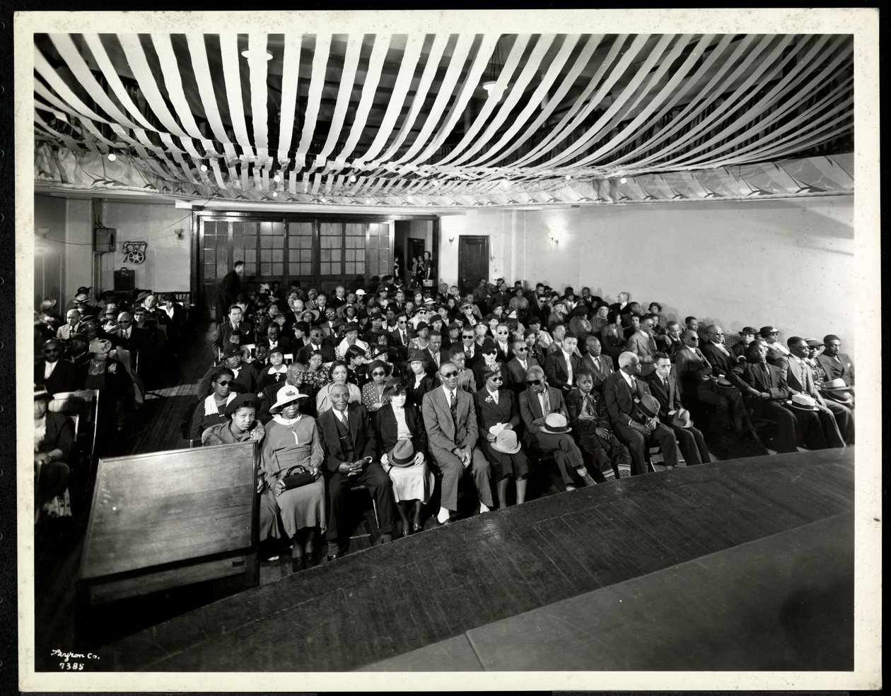 Zrobione ze sceny publiczności na kolorowej imprezie w audytorium Nowojorskiego Stowarzyszenia Niewidomych, 111 New York East 59th Street, Nowy Jork, 1937 (srebrny odbitka żelatynowa) autorstwa Byron Company