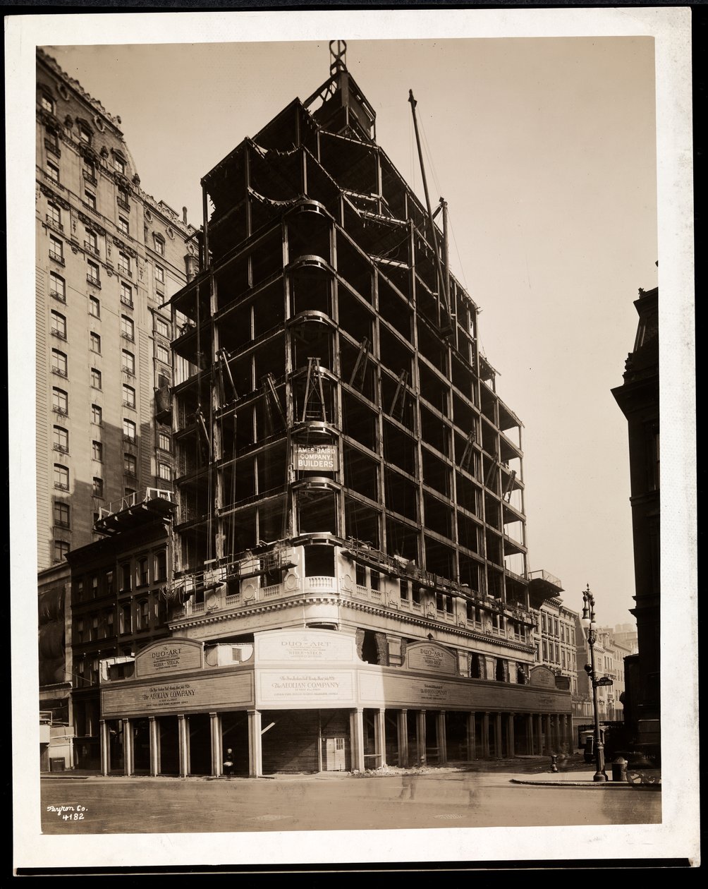 Budynek The Aeolian Company w budowie przy 5th Avenue i 54th Street, Nowy Jork, 1926 (srebrny odbitka żelatynowa) autorstwa Byron Company