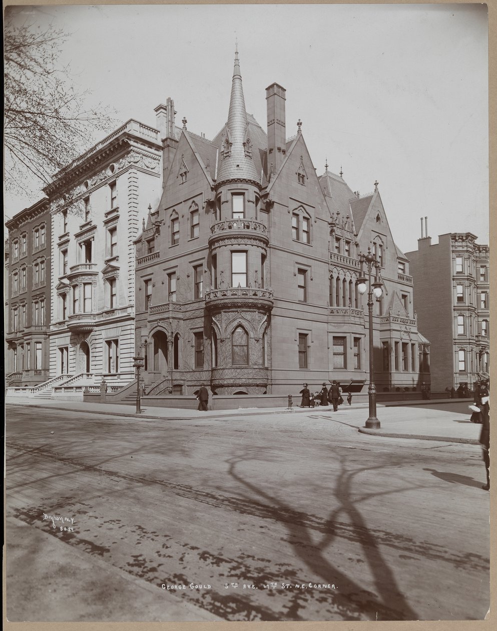 Rezydencja George Jay Gould i sąsiednie domy przy 5th Avenue und 67th Street, Nowy Jork, 1899 lub 1900 (srebrny odbitka żelatynowa) autorstwa Byron Company