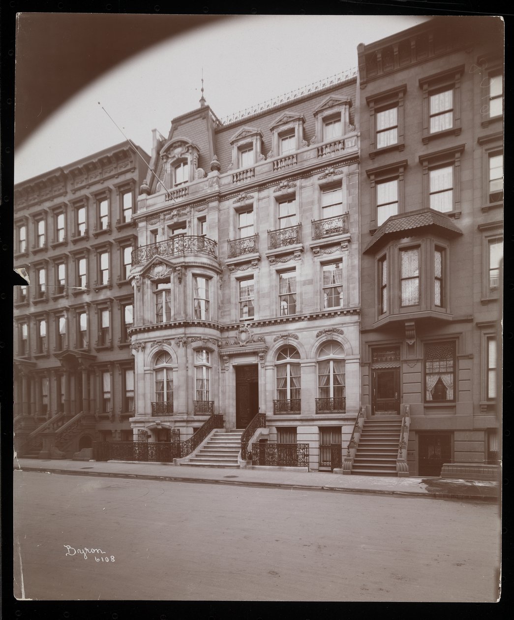 Rezydencja Johna D. Crimminsa przy 40 East 68th Street, Nowy Jork, 1898 (srebrny odbitka żelatynowa) autorstwa Byron Company