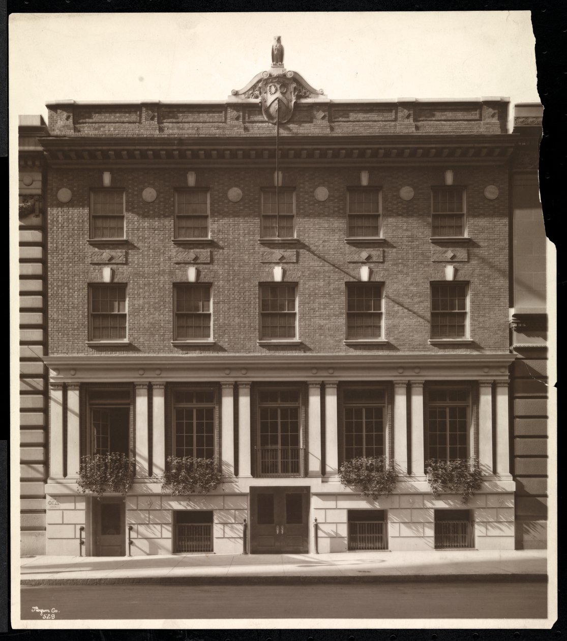 Klub Phi Gamma Delta, 44 West 44th Street, Nowy Jork, 1919 (odbitka żelatynowa) autorstwa Byron Company