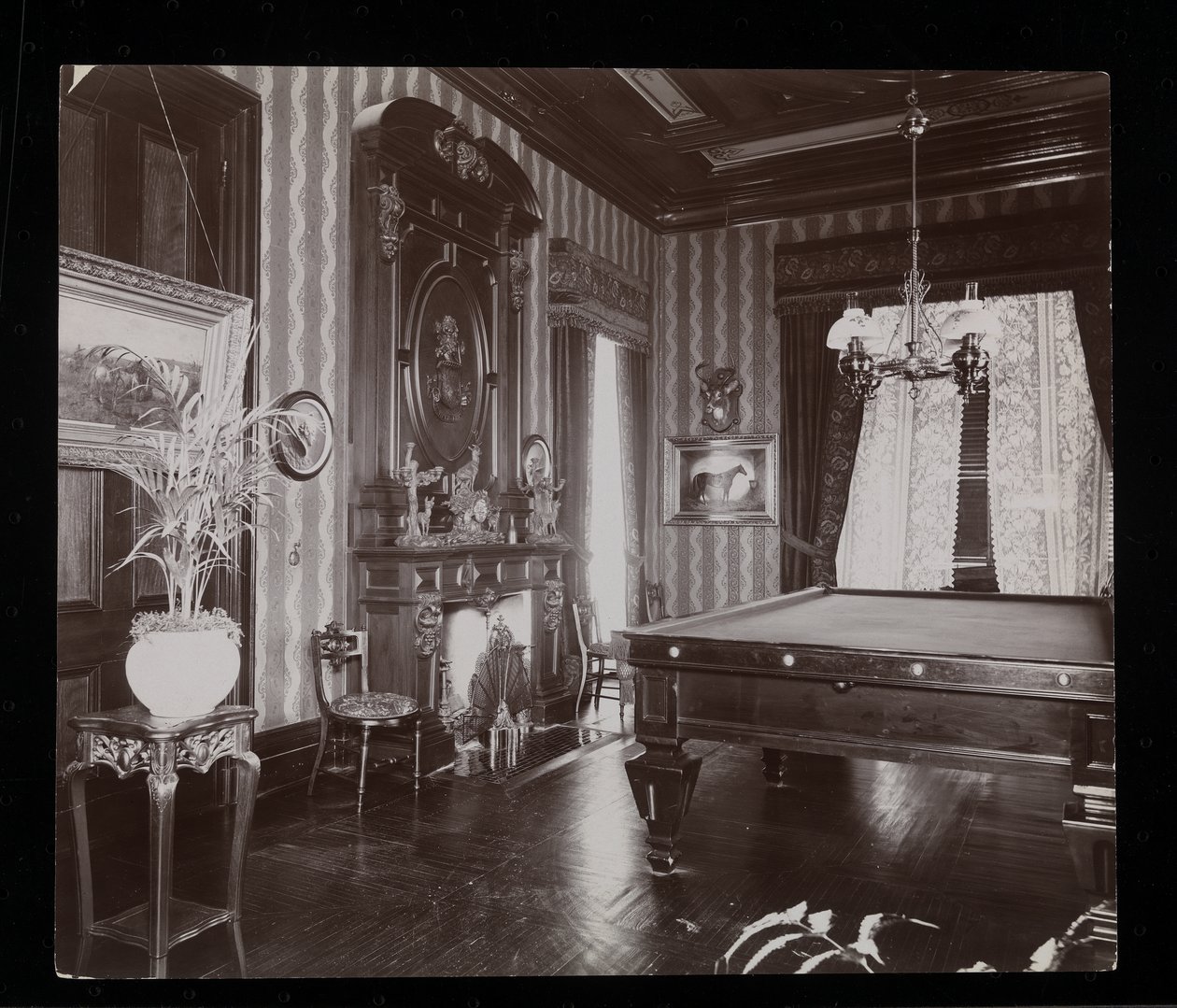 Sala bilardowa w rezydencji Johna Jacoba Astora w Rhinecliff, Nowy Jork, 1893-94 (srebrny odbitka żelatynowa) autorstwa Byron Company