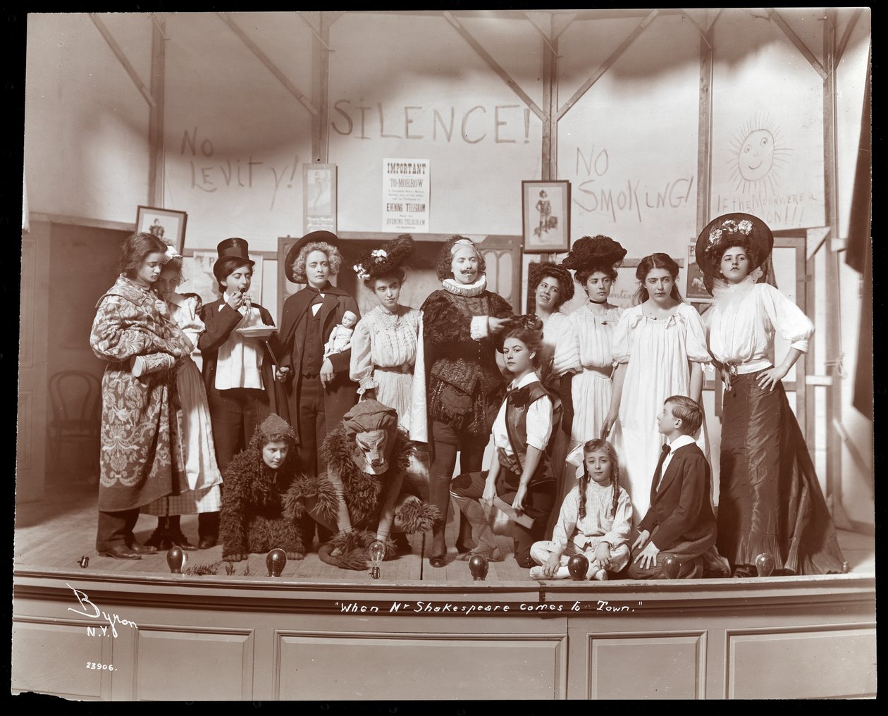 Obsada z amatorskiej produkcji sztuki „Kiedy pan Shakespeare Comes to Town” prezentowanej w Barnard College w stanie Nowy Jork (srebrny odbitka żelatynowa) autorstwa Byron Company