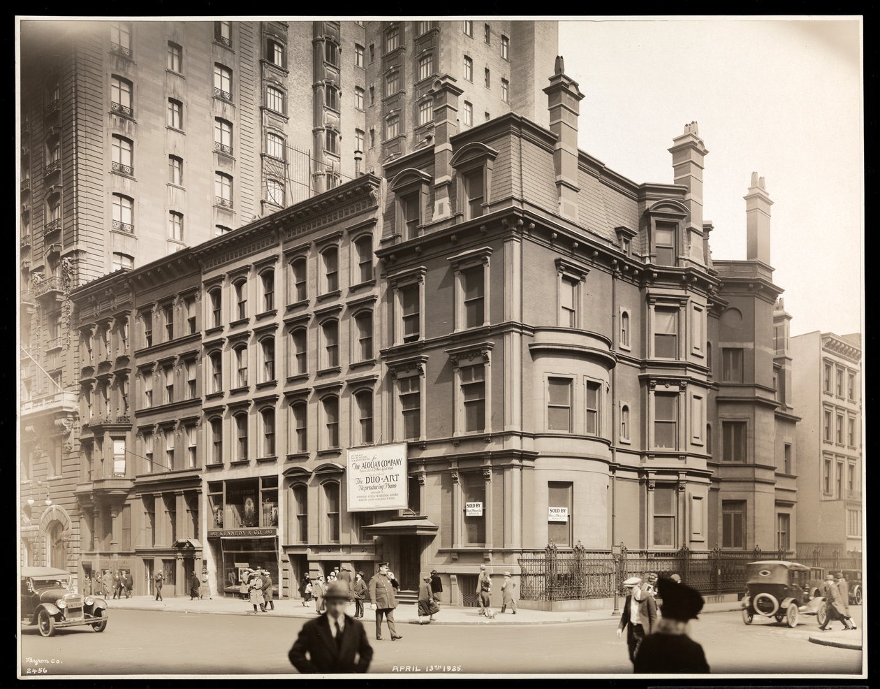 Na zewnątrz budynku Aeolian Company Building, północno-wschodni róg 54th Street i Fifth Avenue, Nowy Jork, 1925 (srebrny odbitka żelatynowa) autorstwa Byron Company