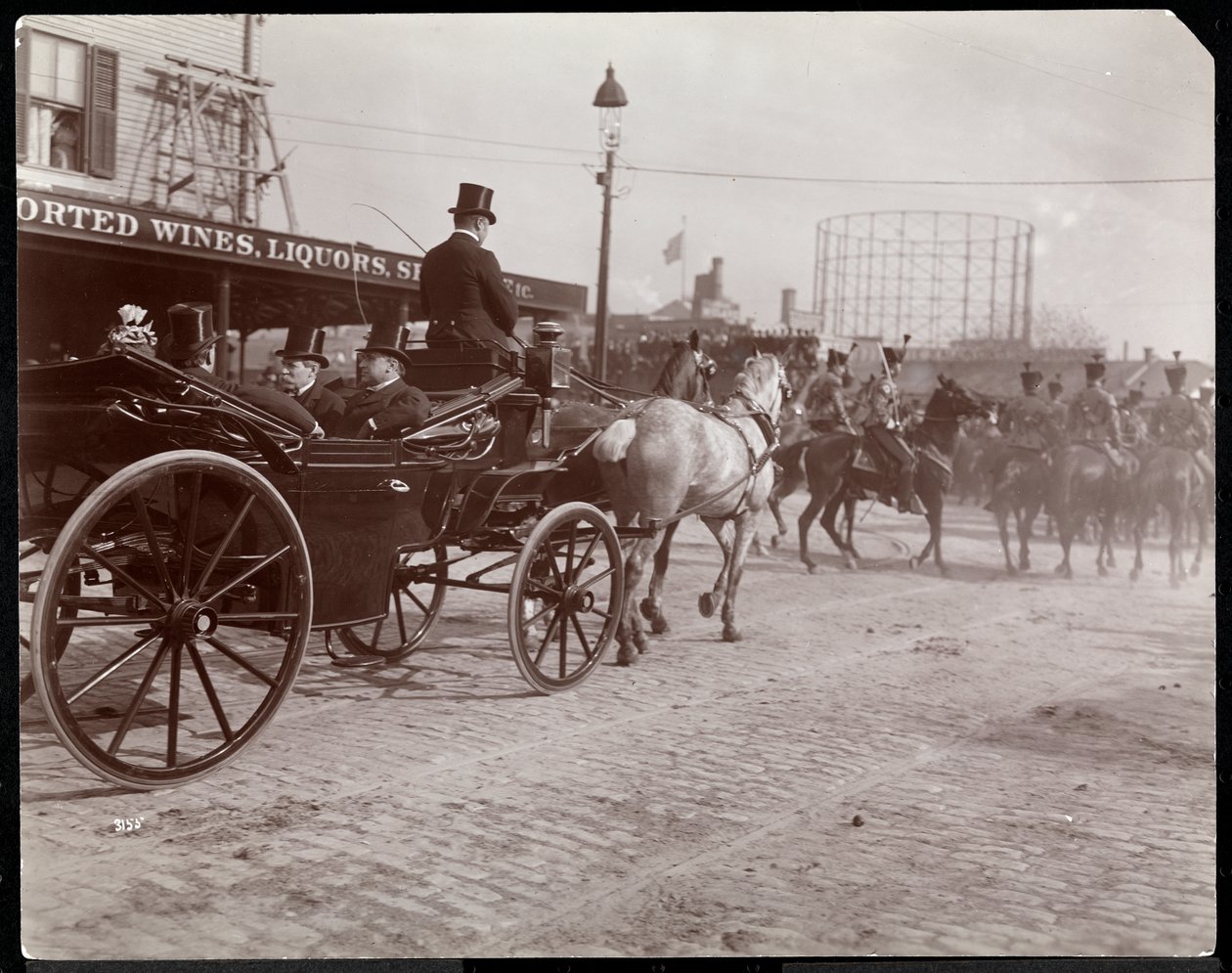 Procesja związana z poświęceniem grobu Granta na Riverside Drive, prawdopodobnie 27 kwietnia 1897 r., Nowy Jork (odbitka żelatynowa) autorstwa Byron Company