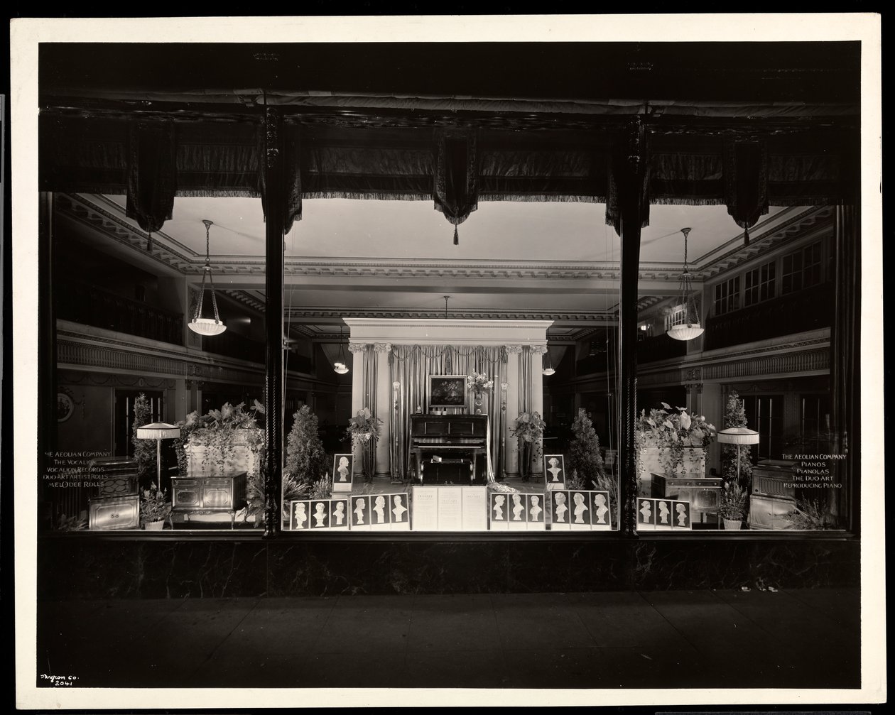 Witryna firmy Aeolian Company przy 29 West 42nd Street lub 689 Fifth Avenue, Nowy Jork, 1923 (srebrny odbitka żelatynowa) autorstwa Byron Company