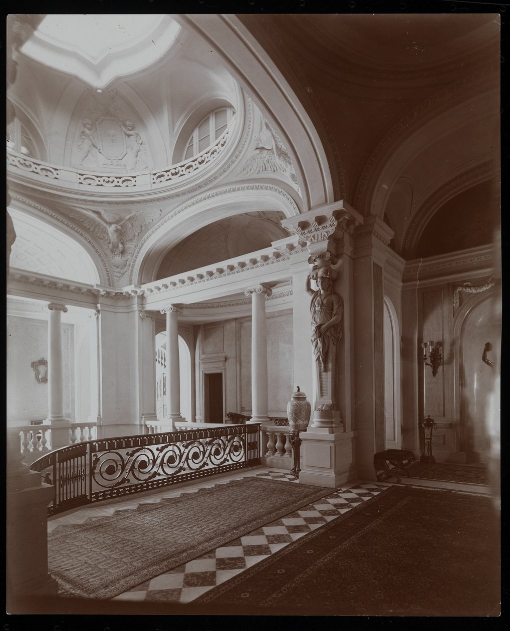 Górna klatka schodowa w rezydencji hrabiny De Ganay, Paryż, ok. 1900 (srebrny odbitka żelatynowa) autorstwa Byron Company
