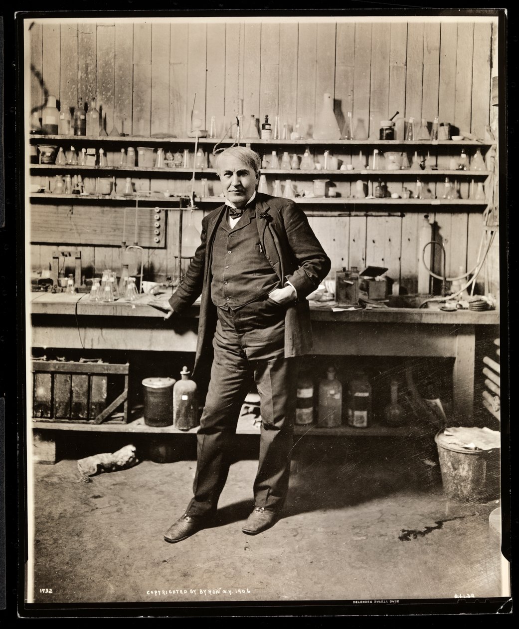 Thomas Edison w swoim laboratorium, 1906 (odbitka żelatynowa) autorstwa Byron Company