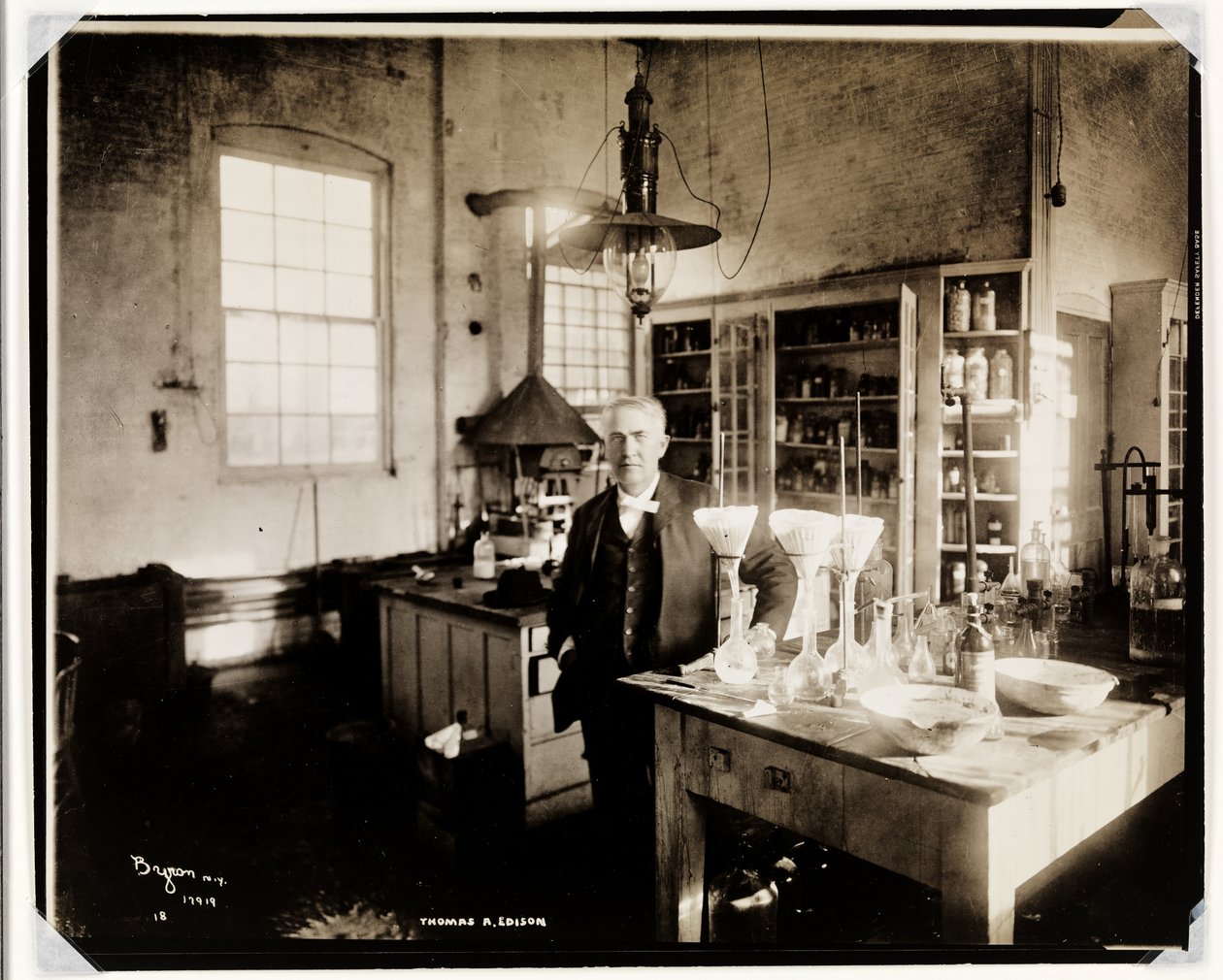 Thomas Edison w swoim laboratorium, 1920 (srebrny odbitka żelatynowa) autorstwa Byron Company