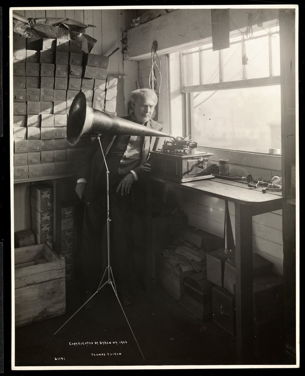 Thomas Edison stojący obok fonografu w swoim laboratorium, 1920 (odbitka żelatynowa) autorstwa Byron Company