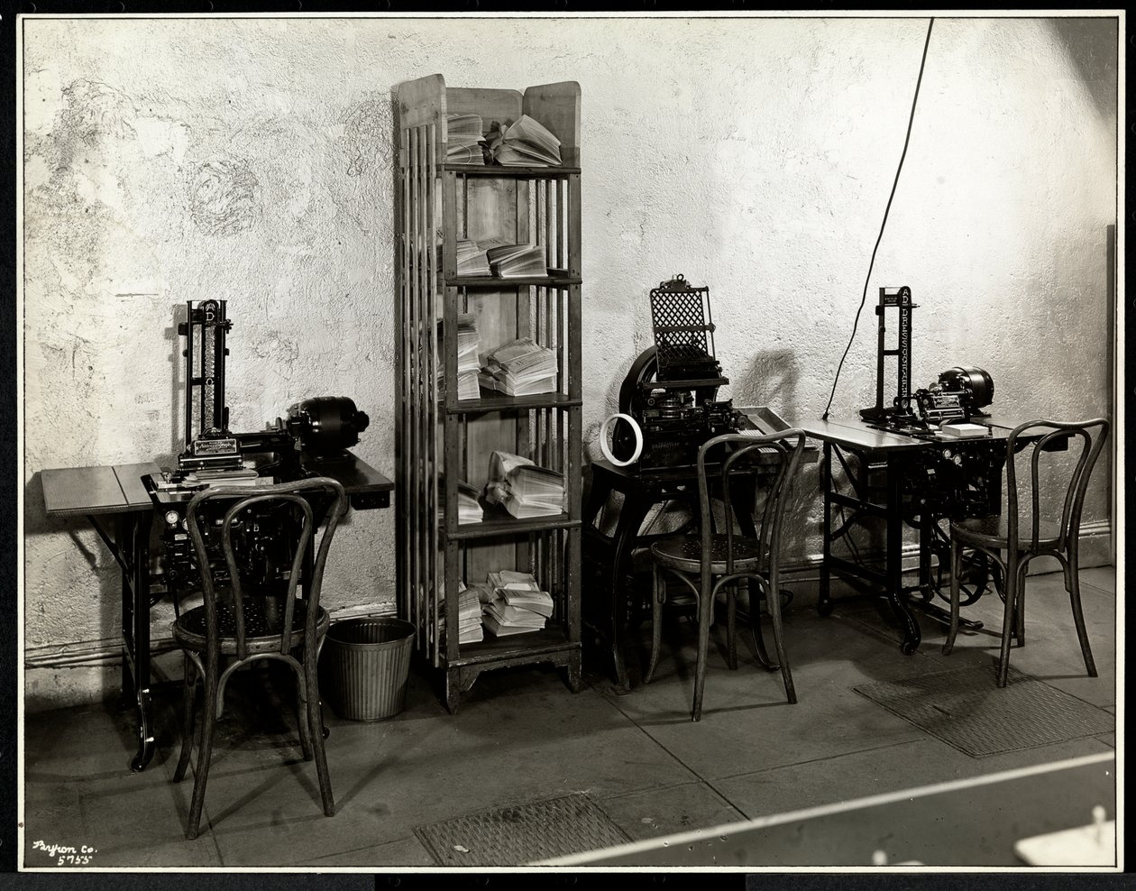 Trzy maszyny adresujące w biurze Carolyn Laundry przy 111 East 128th Street, East Harlem, Nowy Jork, 1929 (srebrny odbitka żelatynowa) autorstwa Byron Company