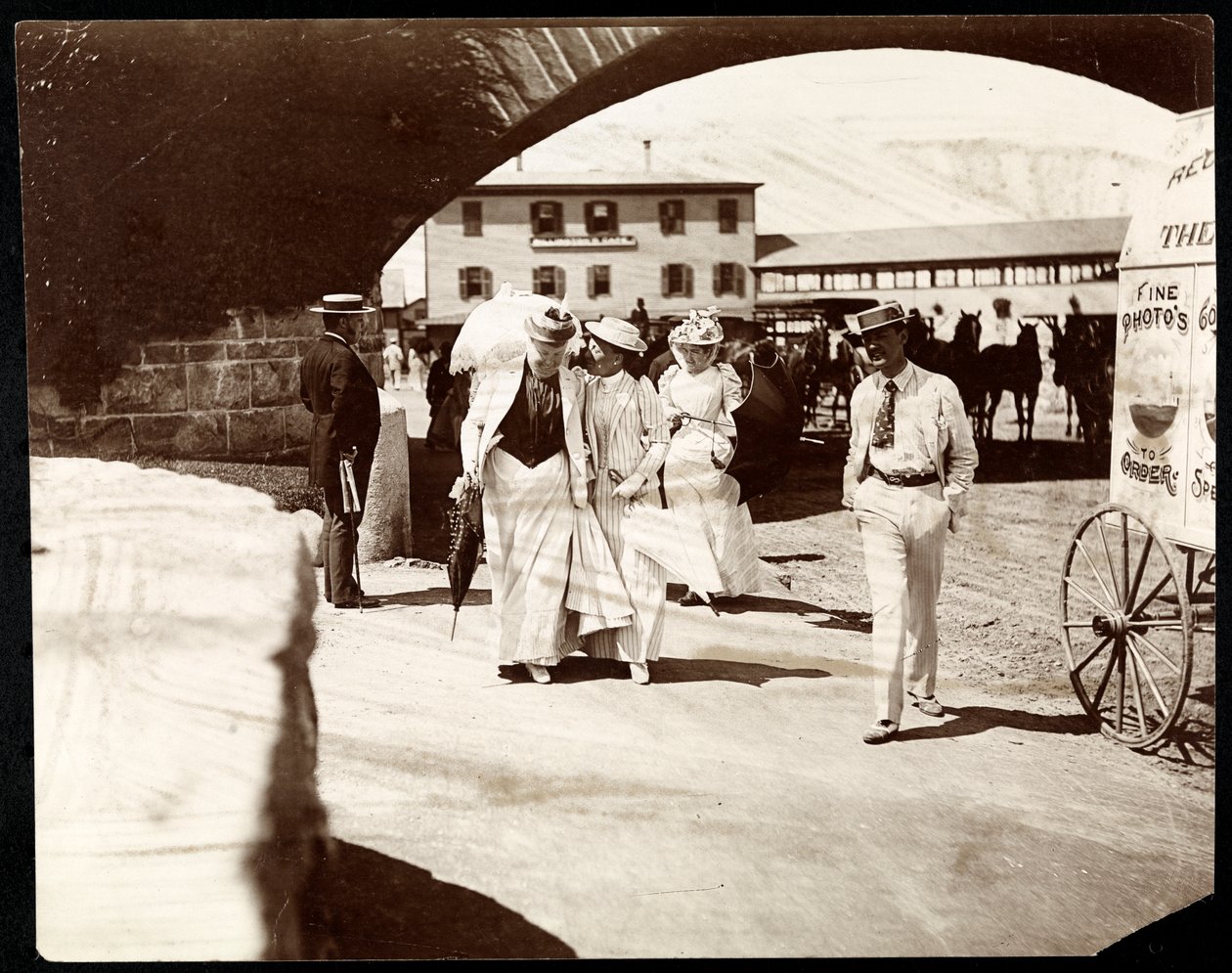 Trzy kobiety i mężczyzna spacerujący po molo Narragansett z wózkiem wędrownego fotografa, Rhode Island, 1891 (srebrny odbitka żelatynowa) autorstwa Byron Company
