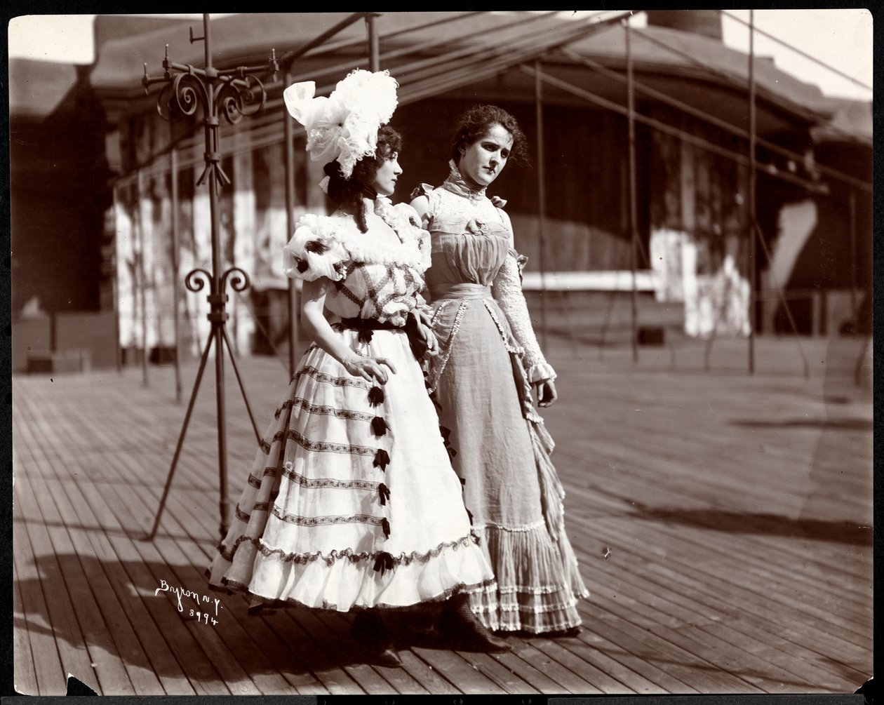 Dwie aktorki w przebraniu próbują na dachu prawdopodobnie New York Theatre, Nowy Jork, 1900 (srebrny odbitka żelatynowa) autorstwa Byron Company