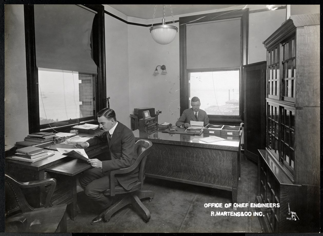Dwóch mężczyzn w biurze naczelnych inżynierów R. Martens und Co. Inc, Nowy Jork, 1916 lub 1917 (srebrny odcisk żelatynowy) autorstwa Byron Company