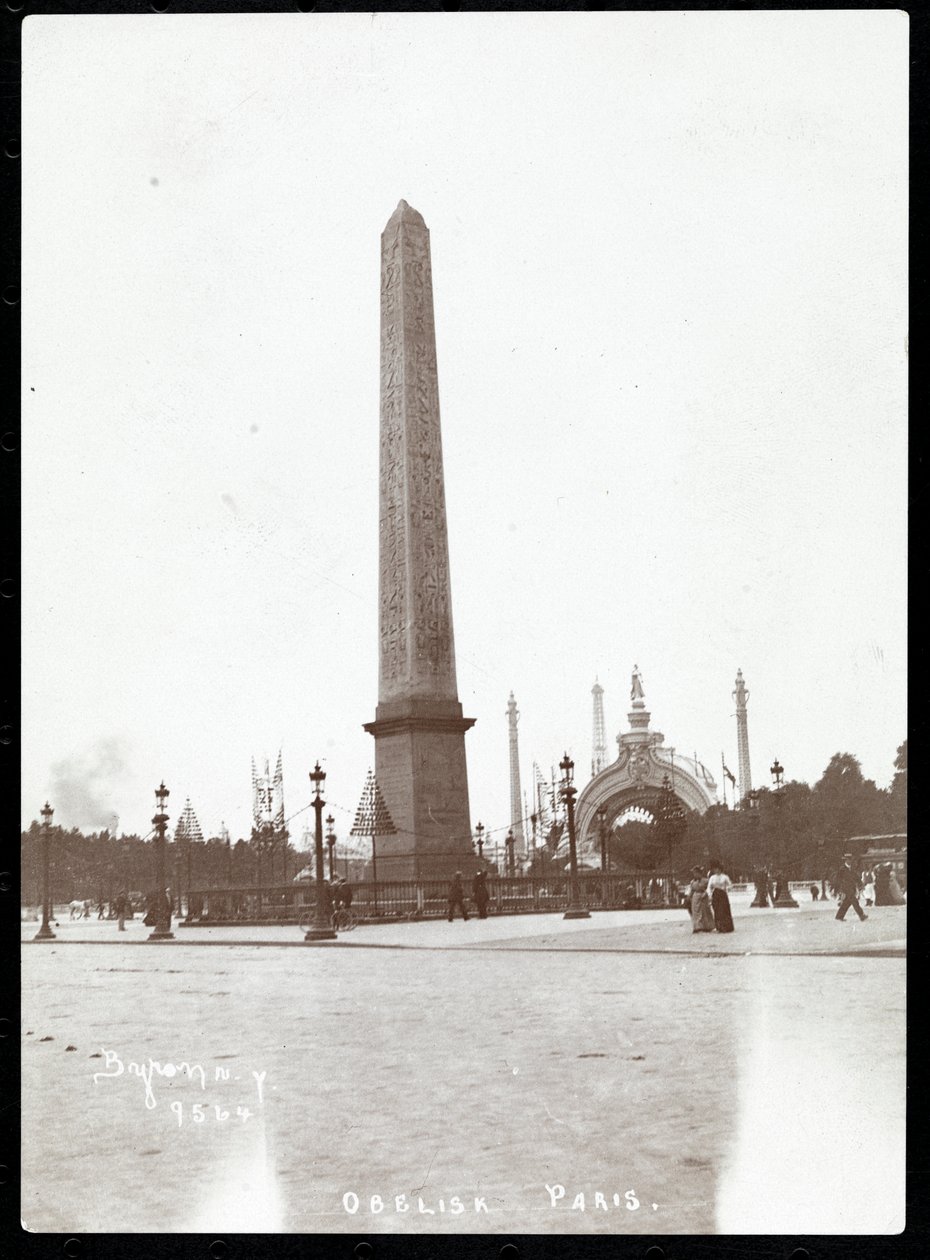 Widok na Igłę Kleopatry, Paryż, 1900 (odbitka żelatynowa) autorstwa Byron Company