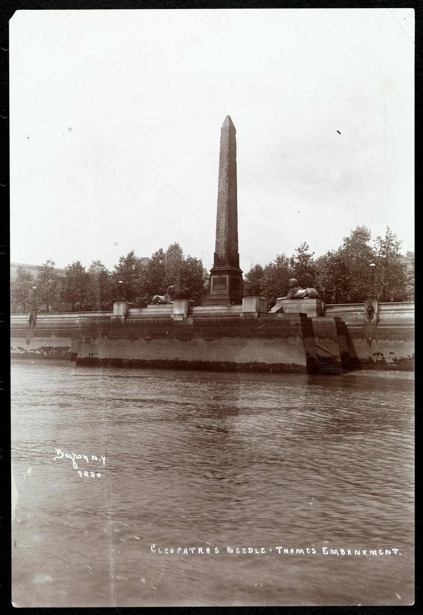 Widok igły Kleopatry na nabrzeżu Tamizy, Londyn, 1900 (srebrny odbitka żelatynowa) autorstwa Byron Company