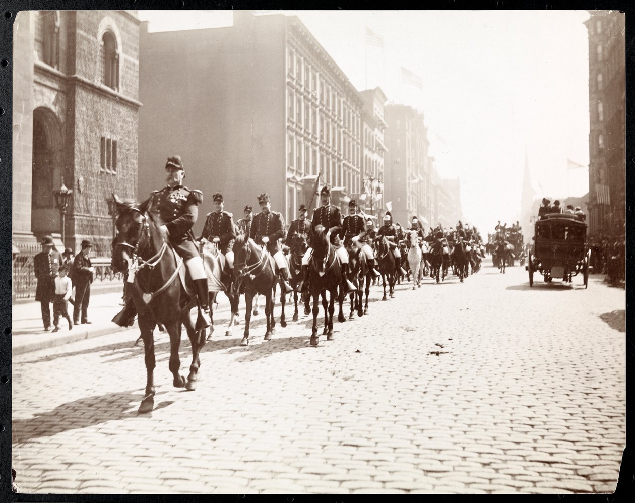 Widok generała McAlpina i Johna Jacoba Astora prowadzących paradę konną personelu gubernatora na 5th Avenue, Nowy Jork, 1909 (srebrny odbitka żelatynowa) autorstwa Byron Company