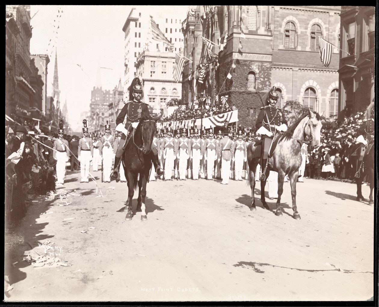 Widok kadetów West Point w Dewey Parade na Fifth Avenue, Nowy Jork, 1899 (srebrny odbitka żelatynowa) autorstwa Byron Company