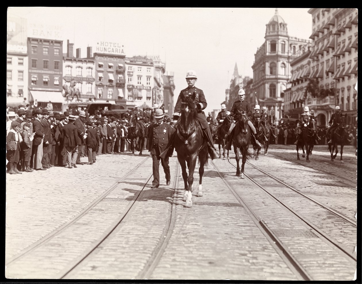 Widok parady policji nowojorskiej na Union Square, Nowy Jork, 1898 (odbitka żelatynowa) autorstwa Byron Company