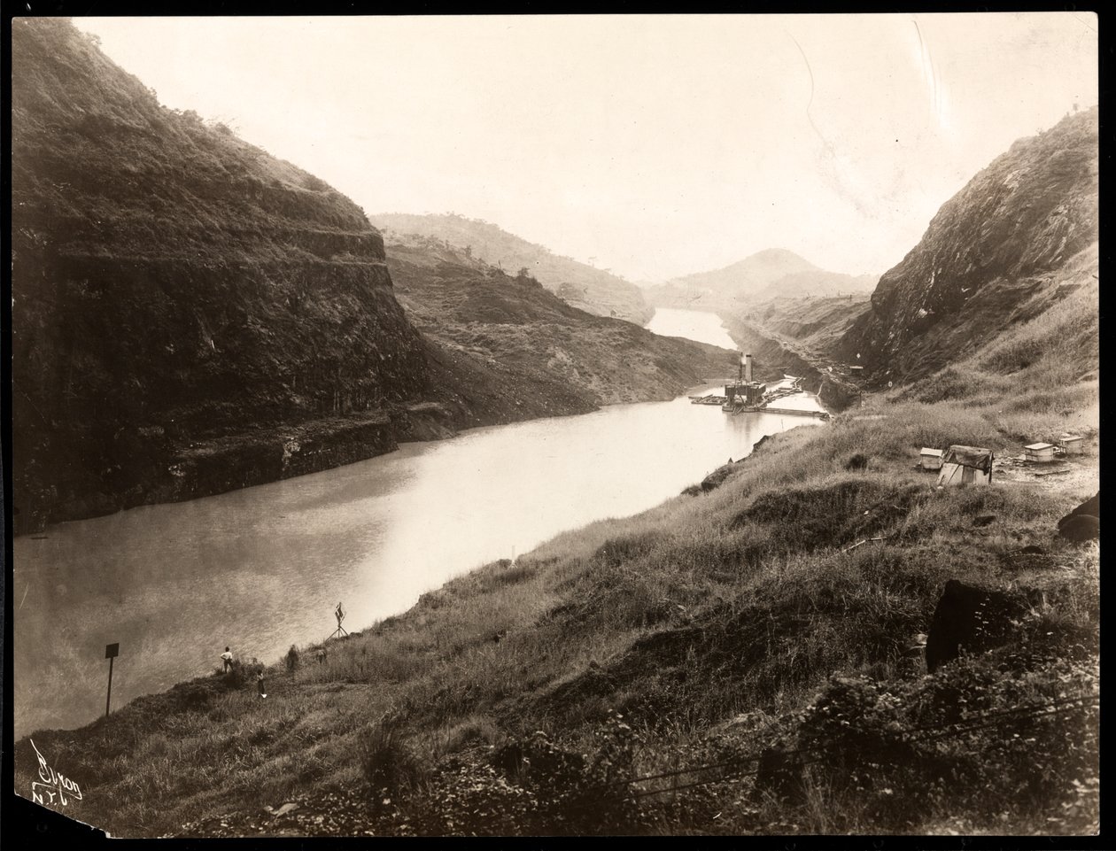 Widok świeżo wykopanego fragmentu Kanału Panamskiego w trakcie budowy, 1912 lub 1913 (srebrny odbitka żelatynowa) autorstwa Byron Company