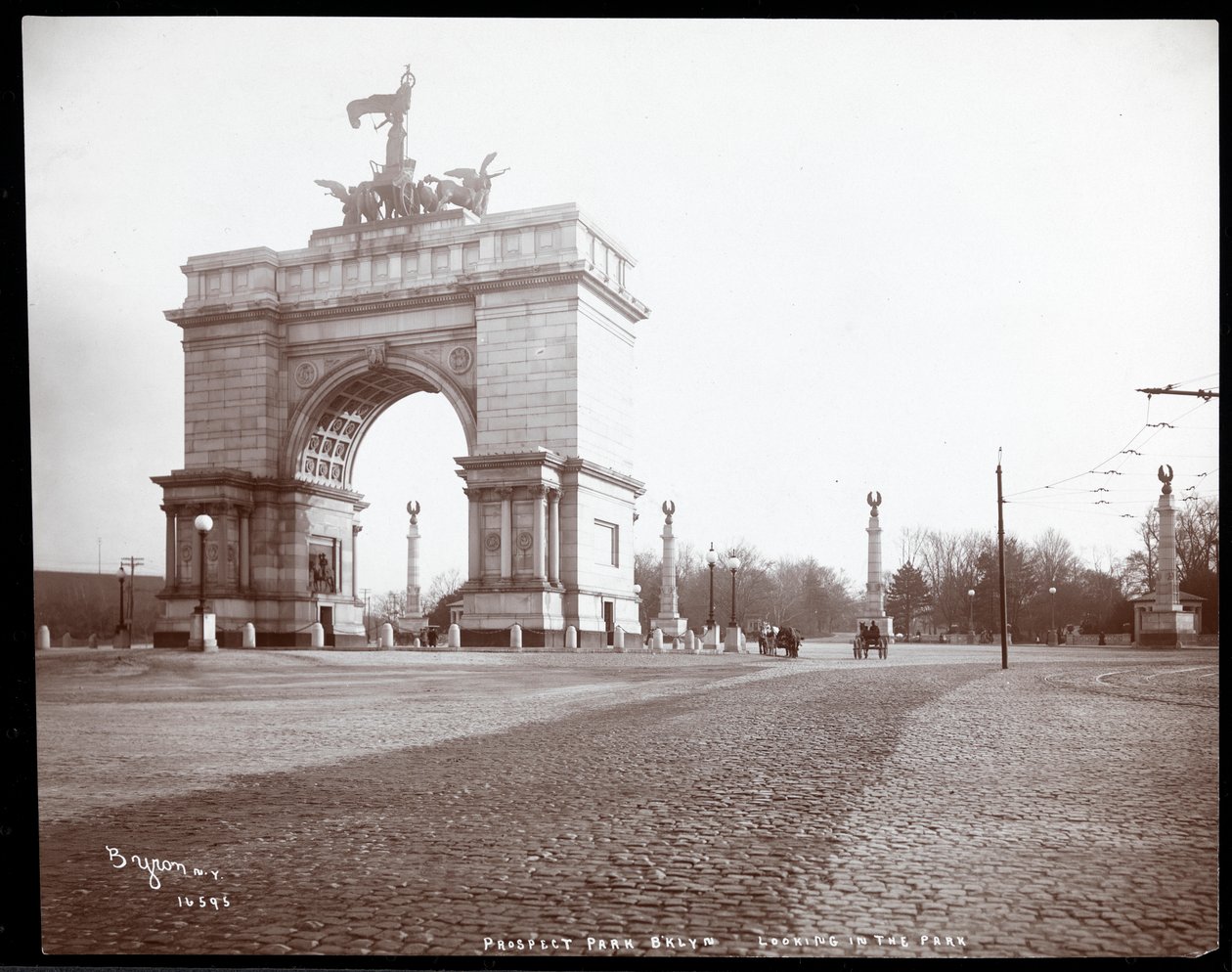Widok bryczki konnej przy wejściu do Prospect Park, Brooklyn, 1903 (srebrny odbitka żelatynowa) autorstwa Byron Company
