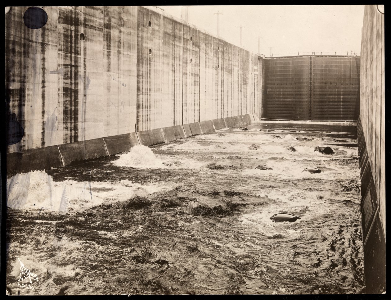 Widok śluzy podczas budowy Kanału Panamskiego, 1913 (srebrny odbitka żelatynowa) autorstwa Byron Company