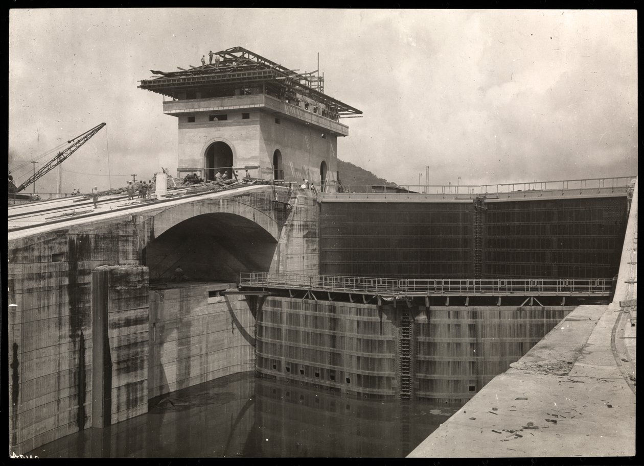 Widok śluzy w budowie na Kanale Panamskim, 1912 lub 1913 (srebrny odbitka żelatynowa) autorstwa Byron Company