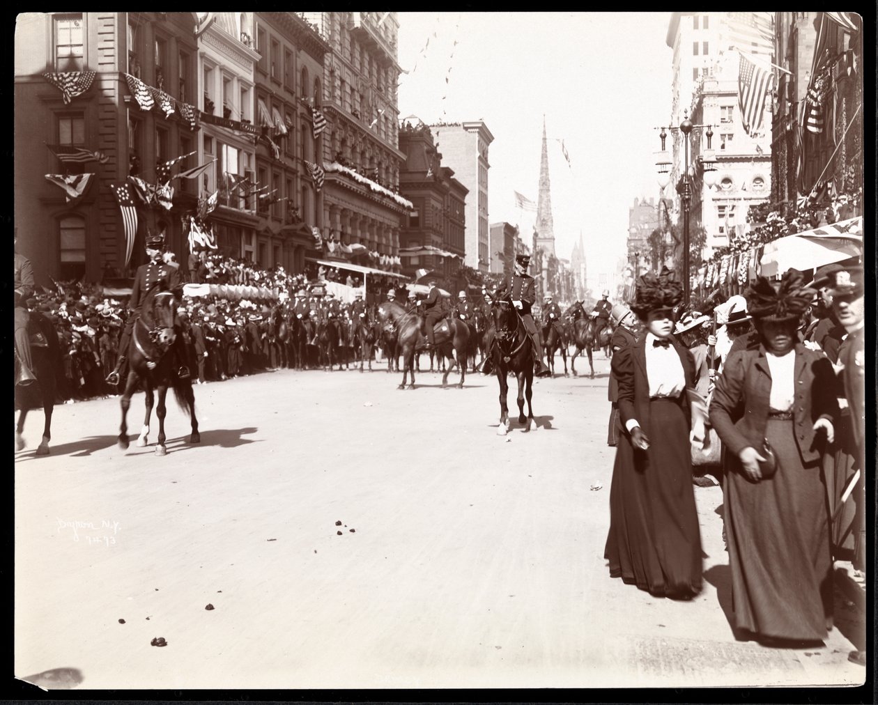 Widok konnej grupy wojskowej w Dewey Parade na Fifth Avenue, Nowy Jork, 1899 (srebrny odbitka żelatynowa) autorstwa Byron Company