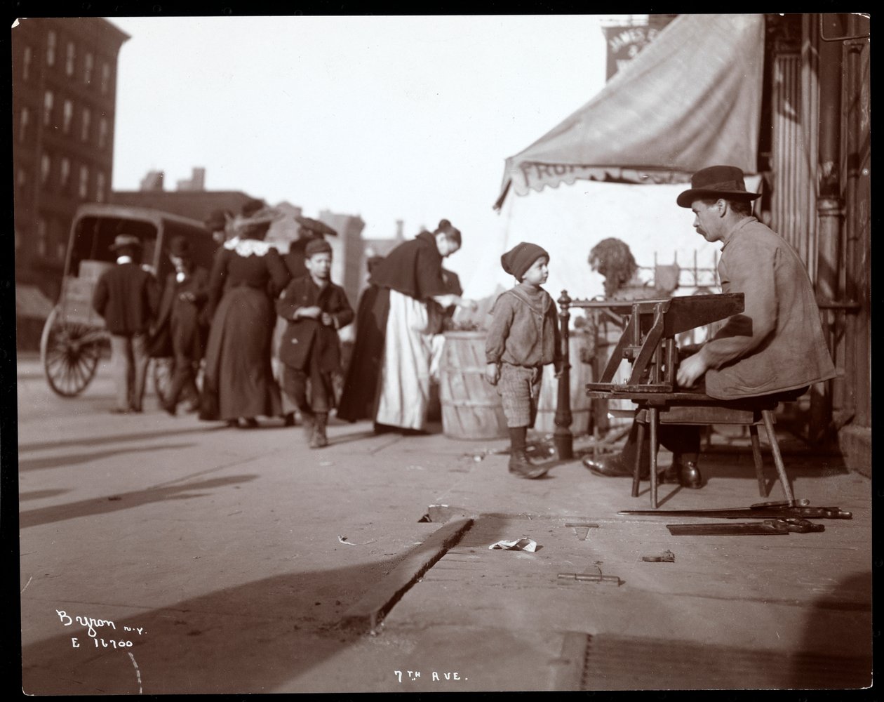 Widok handlarza na 7th Avenue, Nowy Jork, 1903 (odbitka żelatynowa) autorstwa Byron Company