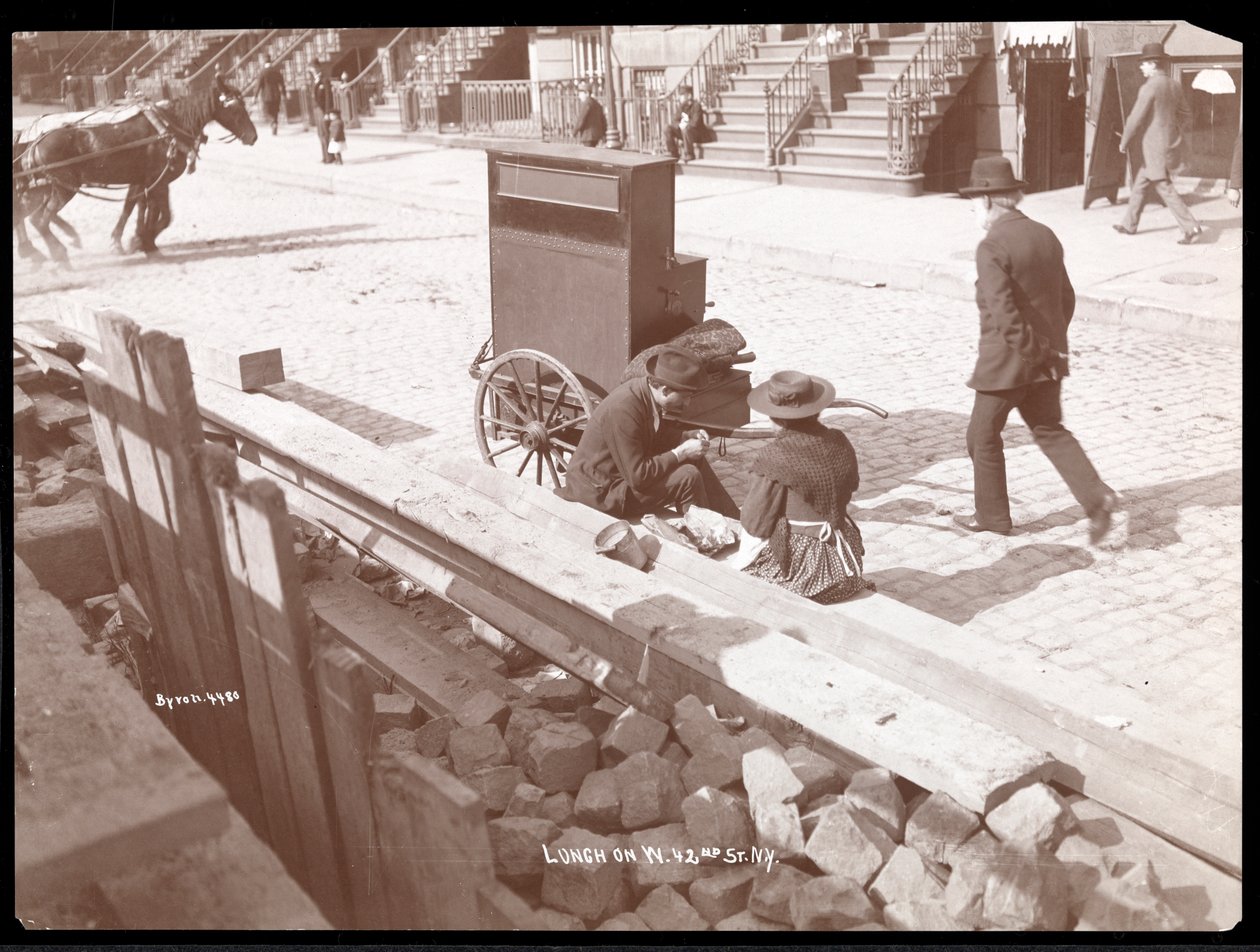 Widok ulicznego organisty i kobiety jedzącej obiad na West 42nd Street, Nowy Jork, 1898 (srebrny odbitka żelatynowa) autorstwa Byron Company