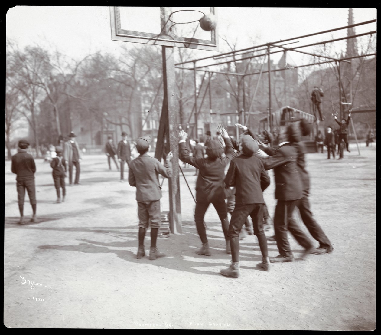 Widok chłopców grających w koszykówkę na boisku w Tompkins Square Park w dzień Arbor, Nowy Jork, 1904 (srebrny odbitka żelatynowa) autorstwa Byron Company